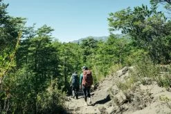 Osprey Farpoint Trek Pack Rugzak - Blauw - 55 Liter -Professionele outdoor kampeerwinkel 1267 1900 f22 fairview trek pack 50 zircon red o s 10003329 farpoint trek pack 55 muted space blue o s 10003693 samrouda exp 4 10 24 002