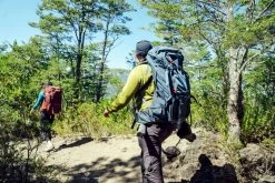 Osprey Farpoint Trek Pack Rugzak - Blauw - 55 Liter -Professionele outdoor kampeerwinkel 1267 1900 f22 farpoint trek pack 55 muted space blue o s 10003693 samrouda exp 4 10 24 001