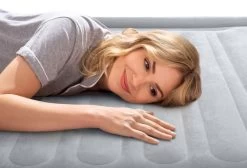 Intex Comfort Plush Extra Hoog Luchtbed - Queensize - Ingebouwde Elektrische Pomp -Professionele outdoor kampeerwinkel 1320 1900 64418 inuse2 2022 300