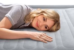 Intex Comfort Plush Luchtbed - Eenpersoons - Ingebouwde Elektrische Pomp 19 Intex Comfort Plush Luchtbed - Eenpersoons - Ingebouwde Elektrische Pomp -Professionele outdoor kampeerwinkel 1320 1900 67766 inuse4 2022 300