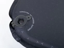 Exped SIM 3.8 LW Zelfopblazende Slaapmat 13 Exped SIM 3.8 LW Zelfopblazende Slaapmat -Professionele outdoor kampeerwinkel 1441 1900 sim black valve close 1