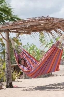 La Siesta Carolina 2 Persoons Hangmat - Flowers 10 La Siesta Carolina 2 Persoons Hangmat - Flowers -Professionele outdoor kampeerwinkel 900 598 cah16 2 ambiance 203